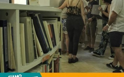 Giovani in biblioteca